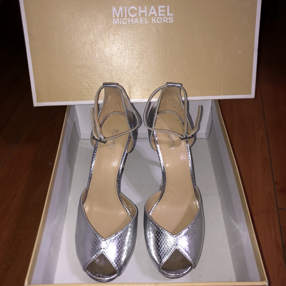 Michael Kors Tiegan Silver Metallic Embossed Leather Sandal ST17H 9 1/2 Md Width